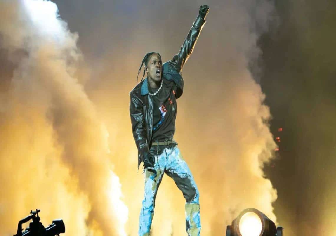 "הוא הופיע בזמן שאנשים מתים מולו": 8 בני אדם נמחצו למוות בהופעה של טראוויס סקוט שהמשיך להופיע בזמן הטרגדיה