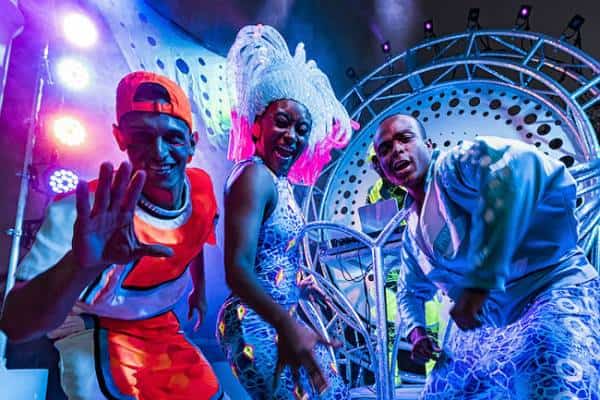 אורות ואש על המים ובתוכם: האוקיאנוס האלקטרוני שמהפנט את המבקרים ב-Sea World, סן אנטוניו  