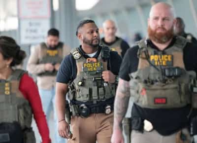 סוכני רשות ההגירה התמקמו ב-13 שדות תעופה אמריקאיים — ומיליוני נוסעים תוהים מה מחכה להם בביקורת הדרכונים 