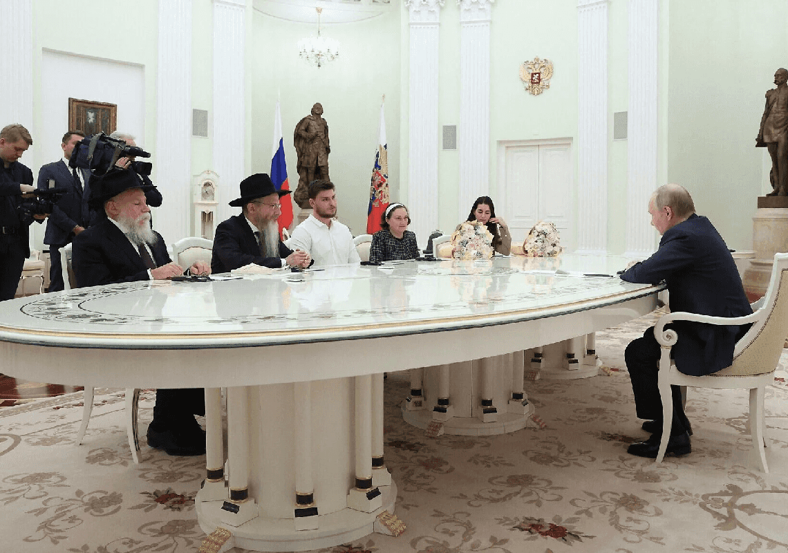 פוטין נפגש עם שורד השבי סשה טרופנוב: "תודה לחמאס על מעשה הומניטרי זה"