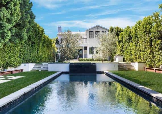 הזמר ג'ו ג'ונאס מוכר את ביתו בשכונת שרמן אוקס