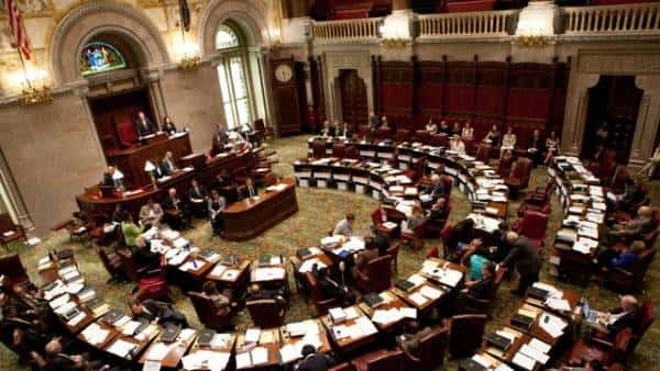 מדינת ניו יורק בדרך לאשר הצבעה מוקדמת בבחירות ולאסור על "טיפולי המרה" לקטינים להט"בים