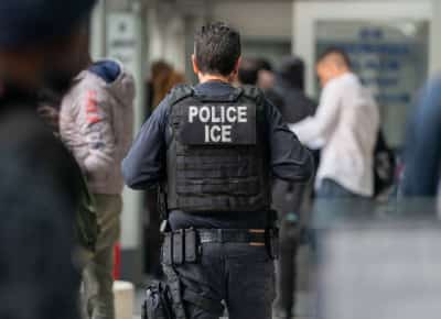 כשבקשת מקלט הופכת למעצר: מבקשי מקלט "שומרי חוק" בארה"ב מגלים שהכול יכול להיגמר בפשיטה