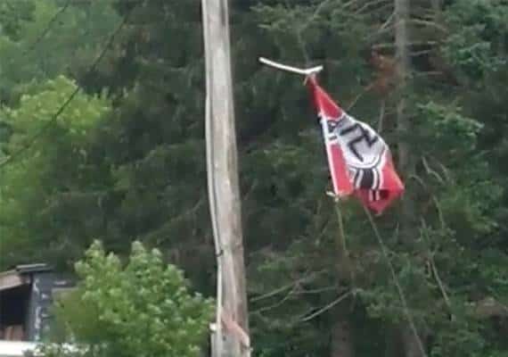 בלי בושה: גבר מסרב להסיר את דגל הנאציזם מחצר ביתו בניו יורק