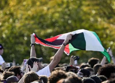  מול הבית הלבן: עשרות אלפים שאגו "לשחרר את פלסטין" בהופעת רוק