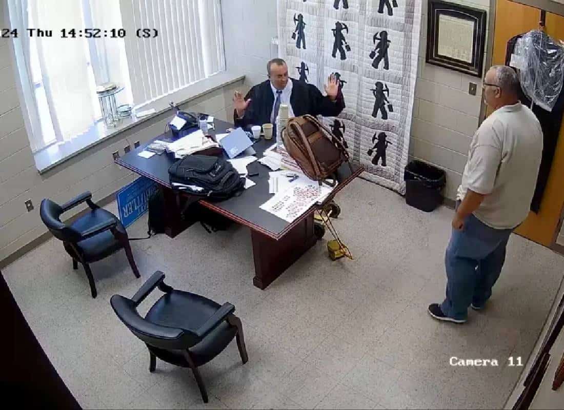 סרטון מצמרר מראה את הרגע שבו השריף מקנטקי מכוון אקדח לשופט ויורה בו למוות