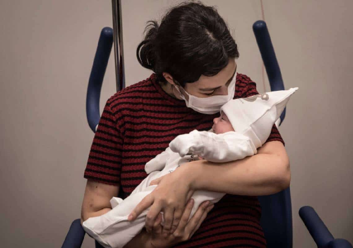 "ה-CDC נתן הנחיה שגויה ומסוכנת": מחקר שבדי חשף - "אין צורך להפריד בין אמהות חולות קורונה ובין התינוקות שלהן"