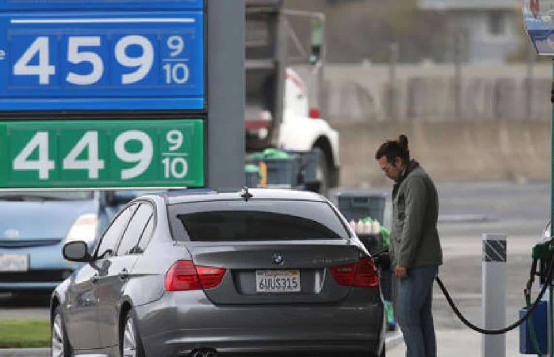 כמעט 7 דולר לגאלון! תושבי קליפורניה חוזרים לשלם ביוקר במשאבה