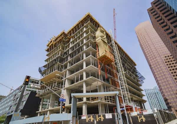 בצל המשבר: ענף הבנייה בקליפורניה ממשיך בשגרת העבודה