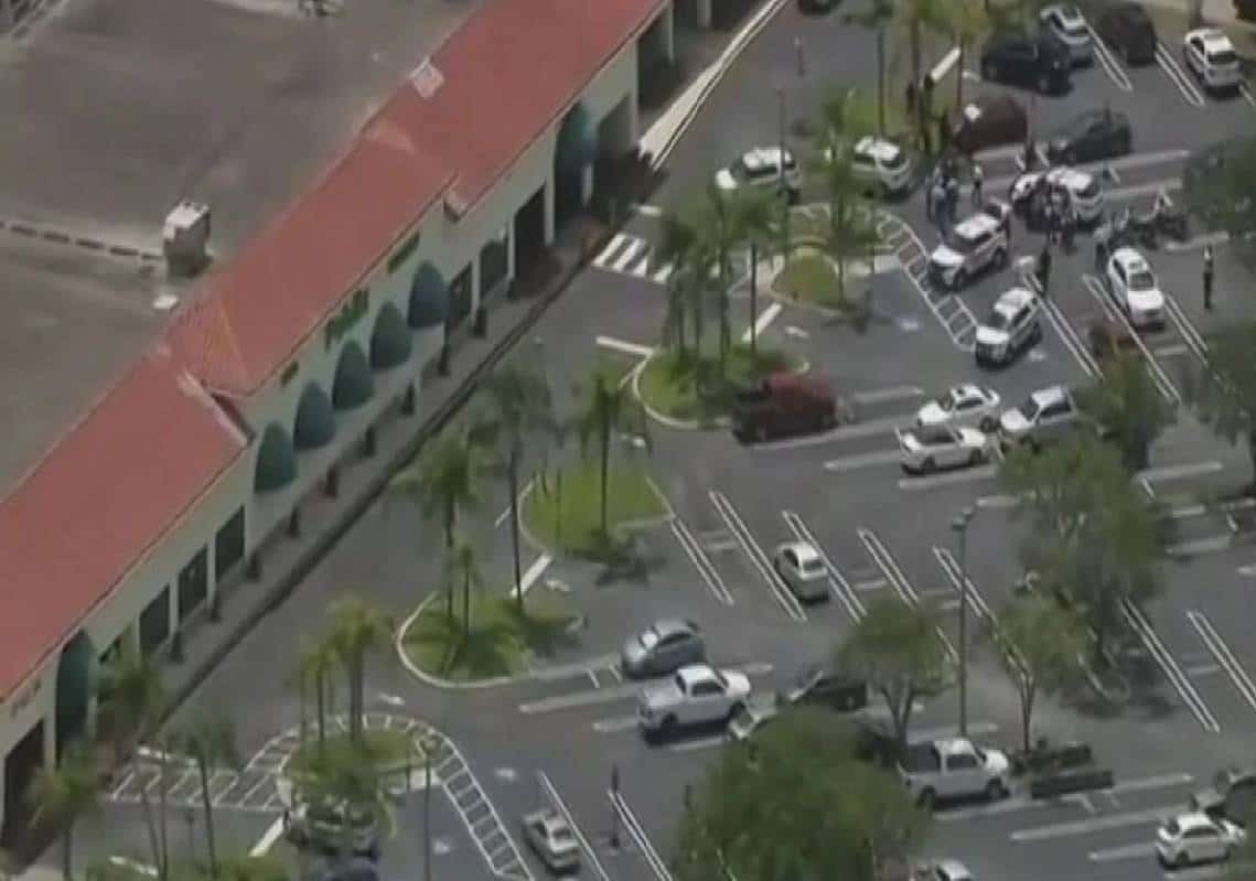 אירוע ירי בפלורידה: חמוש נכנס ל-Publix ירה בפעוט, באישה, והתאבד