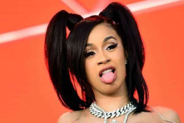 "אתה רוצה לראות אותי מסירה את שיער הערווה שלי?": כך קרדי בי מלהיבה את אופסט