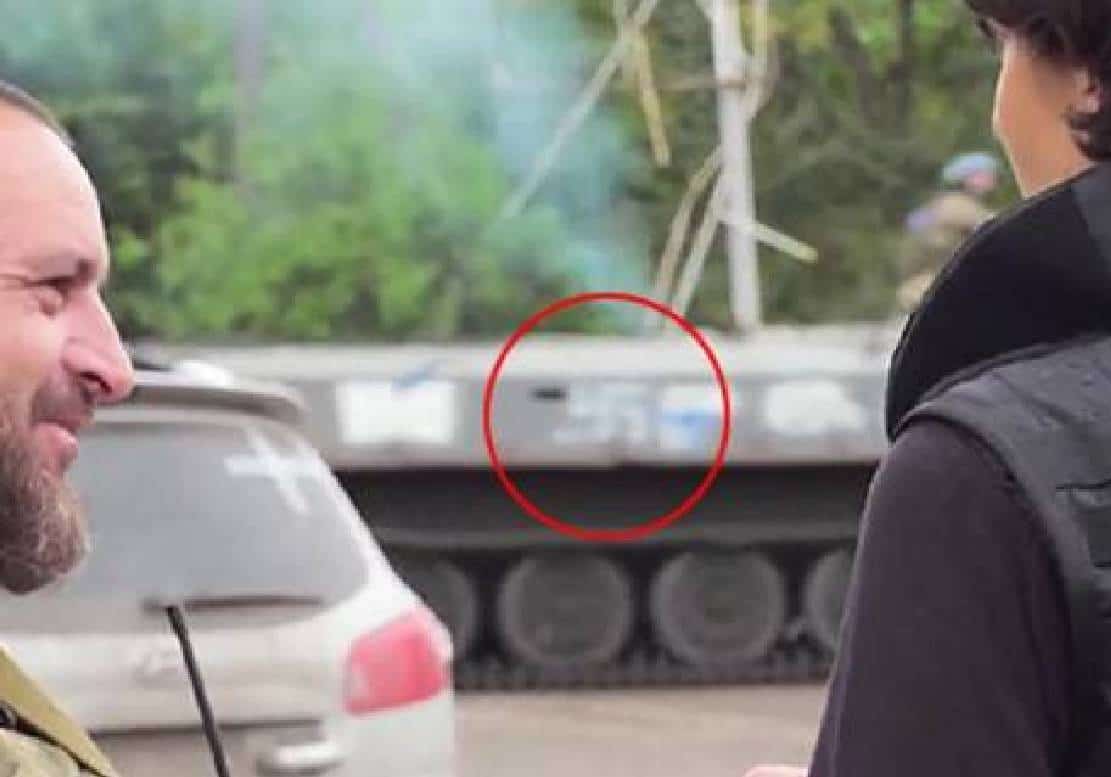 ‏אופס! צלב קרס על טנק צבאי אוקראיני צולם במהלך ראיון בטלוויזיה הגרמנית‏ 