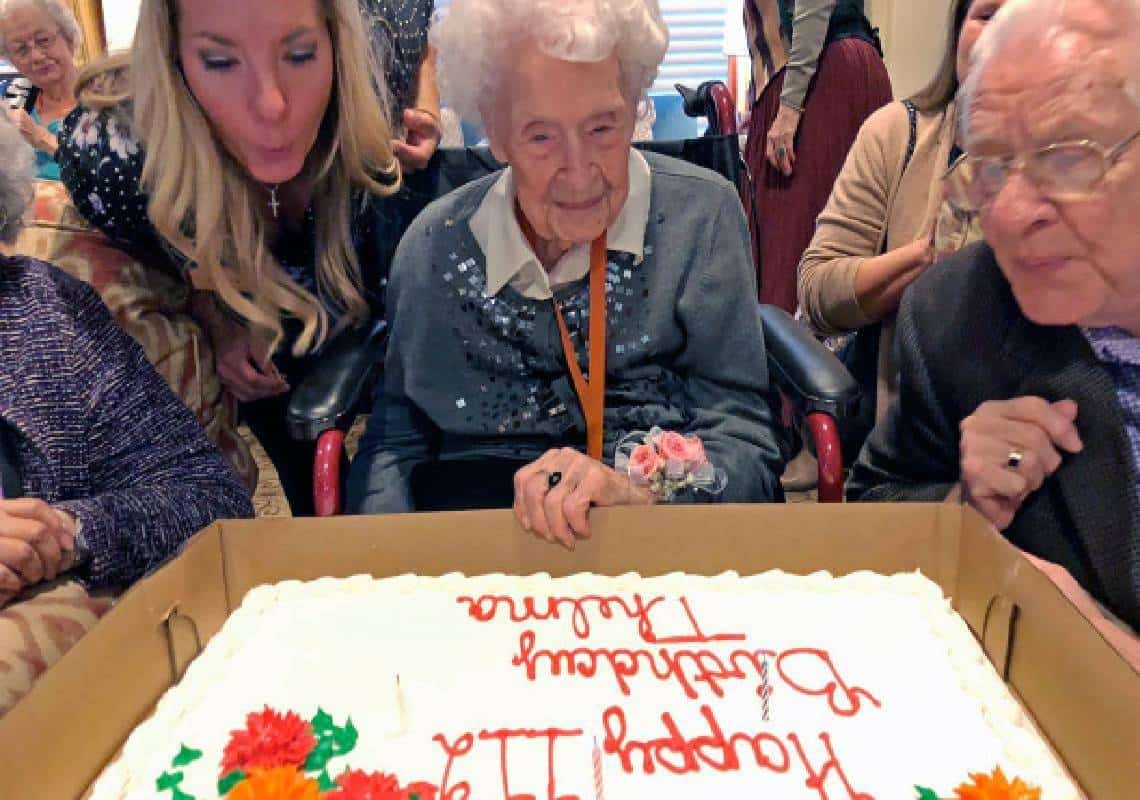 בגיל 114 האישה המבוגרת באמריקה מתחננת: "בבקשה תסיימו עם הסגרים האלה, אני רוצה לארח חברים לארוחת צהריים"