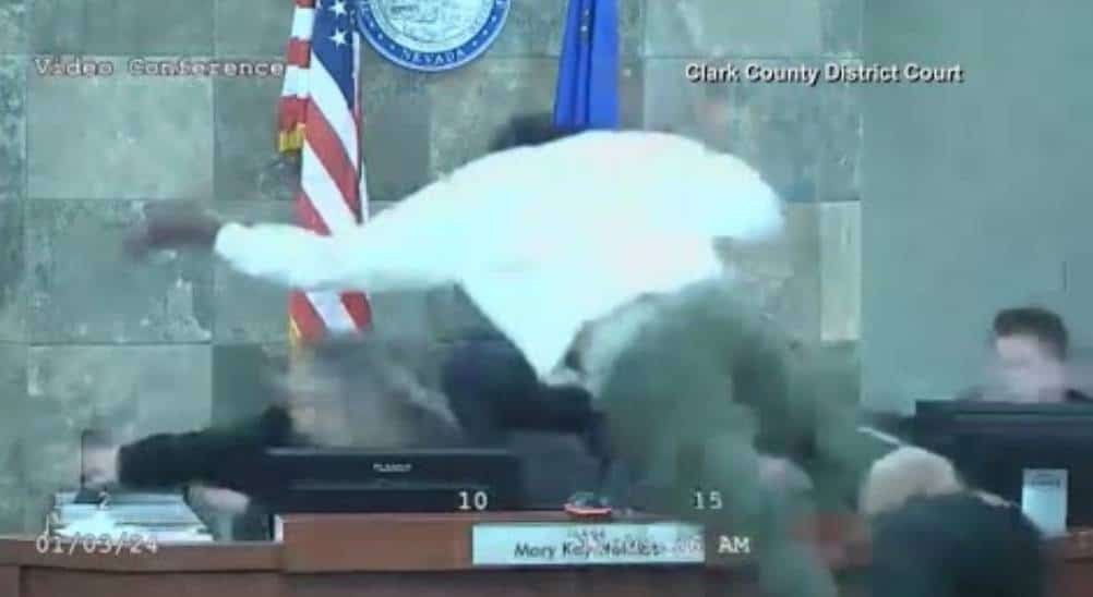  תושב לאס וגאס זינק על השופטת בזמן שחרצה את דינו