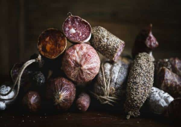 הטרנד הסוחף למצבי החירום באמריקה: שימור והכנת בשר נקניקים משובח, כל היתרונות הבריאותיים ו'הטקטיים' שבאמנות זו