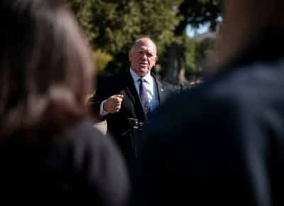 שקית כסף בשווי 50 אלף דולר: כך סגרה ממשלת טראמפ חקירה נגד צאר הגבול