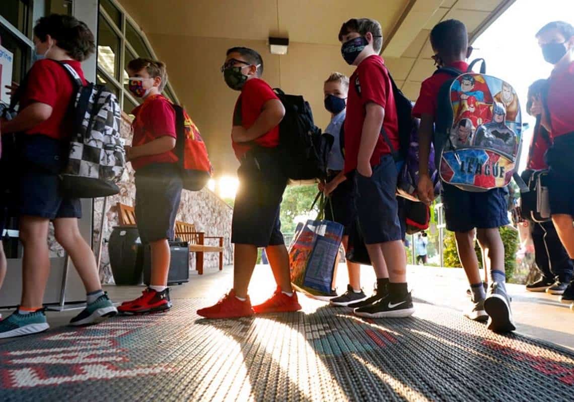 כשבוע לאחר פתיחת שנת הלימודים בדרום קליפורניה: מאות תלמידים הוכנסו לבידוד