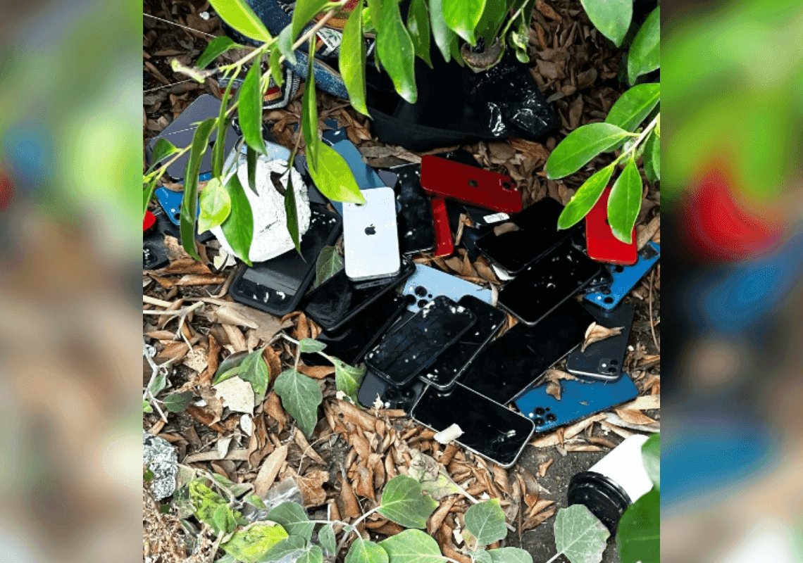 לוס אנג'לס: עשרות מכשירי אייפון גנובים נמצאו זרוקים בצד הכביש המהיר 