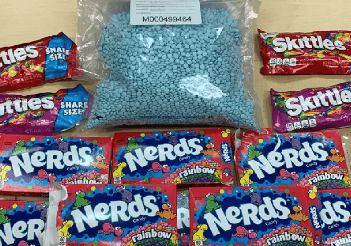 היזהרו: כדורי פנטניל צבעוניים נמצאו בחפיסות של 'סקיטלס' 