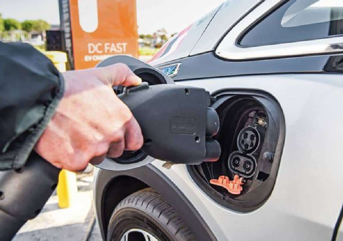 קליפורניה: 1 מכל 5 בעלי מכונית חשמלית חוזרים לדלק - "נמאס לחכות שהרכב ייטען בנסיעות ארוכות"