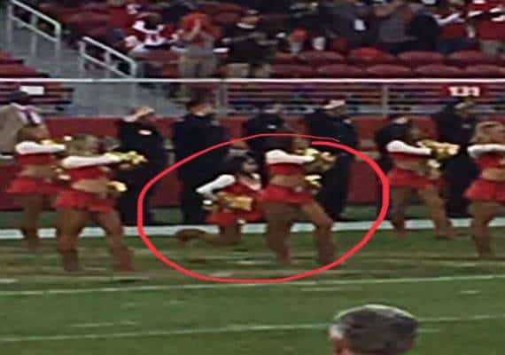 סן פרנסיסקו: מעודדת של קבוצת הפוטבול כרעה ברך בזמן נגינת ההמנון