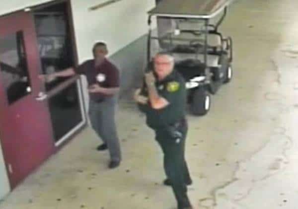 "התנהלותו עלתה בחיי אדם": השוטר שלא הגיב בזמן טבח התלמידים בפלורידה עשוי להשלח לכלא עד יומו האחרון