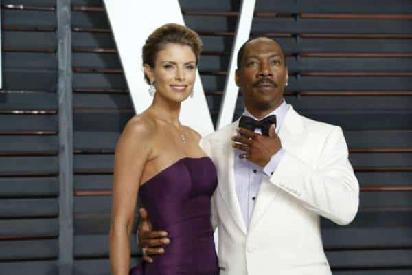 גם אנחנו מאחלים מזל טוב: אדי מרפי חובק ילד עשירי עם ארוסתו, פייג' בוצ'ר