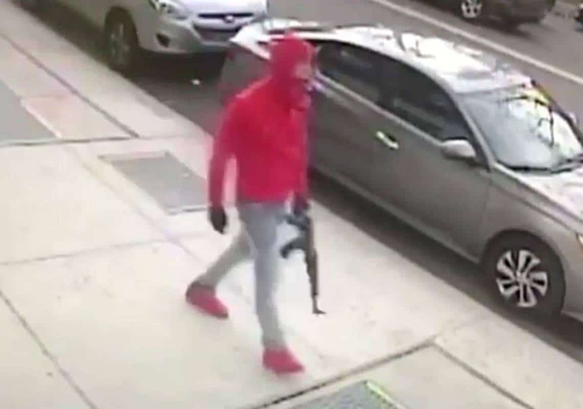 לאור יום ולעיני המצלמות: אלמוני חמוש ברובה סער מסתובב ברחובות ניו יורק