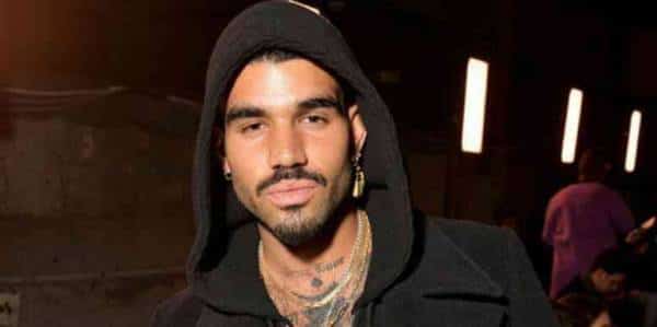 ננקטו אמצעי זהירות: בנו של ליונל ריצ'י, מיילס, נעצר בנמל התעופה הית'רו