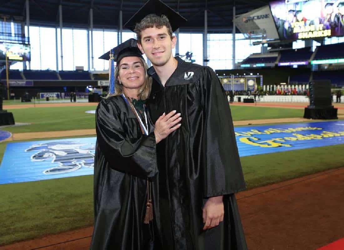 דרך של 20 שנה: אם ובנה סיימו יחד תואר אקדמי