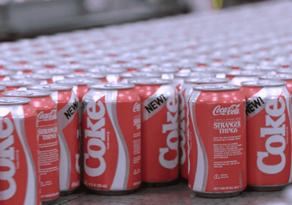בזכות “Stranger Things", קוקה-קולה מחזירה למדפים את הטעם שכולם שונאים