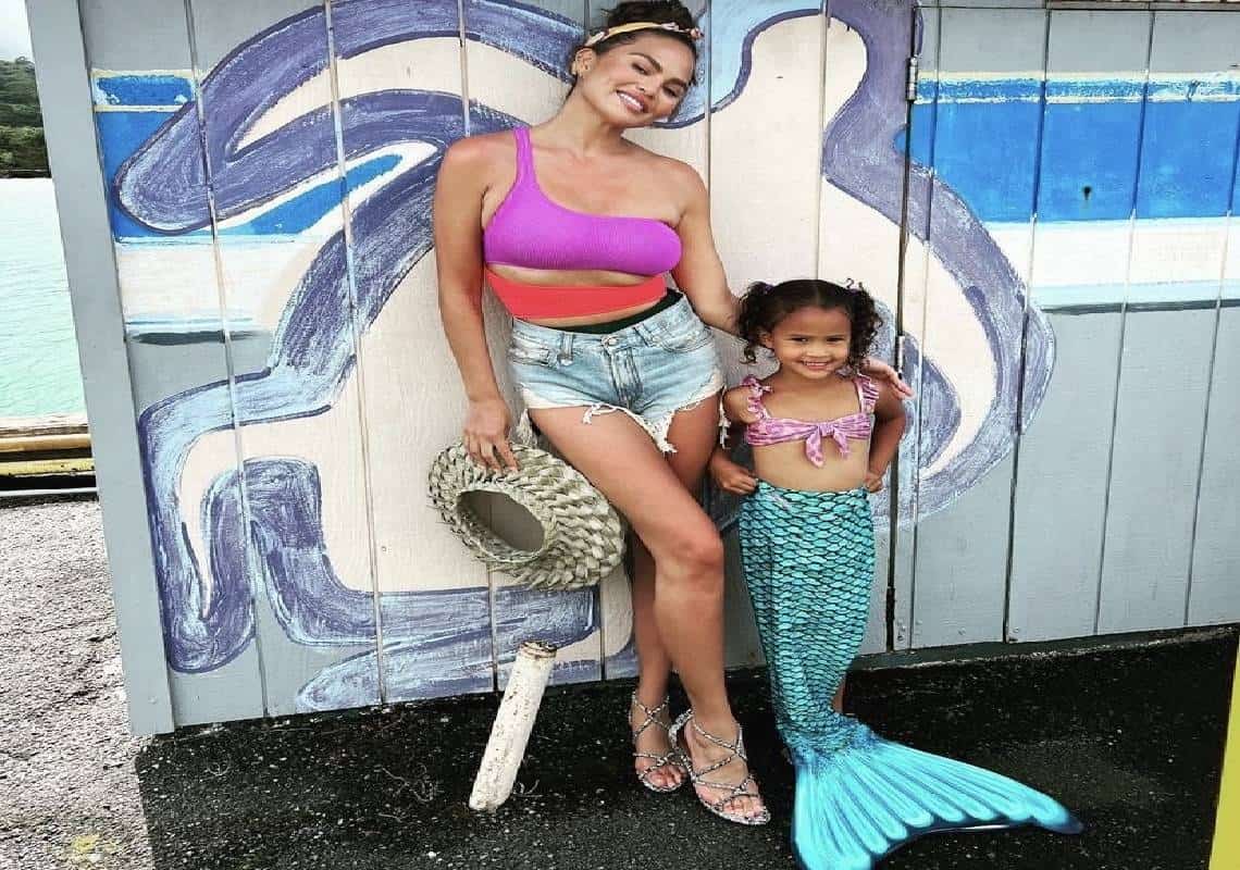 בתולות ים: כריסי טייגן בתמונה מתוקה במיוחד עם בתה