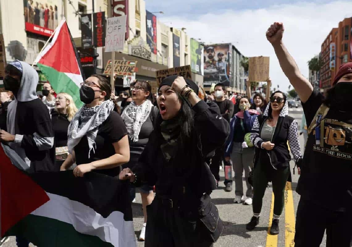 שנאה על השטיח האדום: אלף מפגינים אנטי-ישראליים מתאספים לקראת האוסקר קוראים להפסקת אש בעזה תוך התעלמות מהחטופים