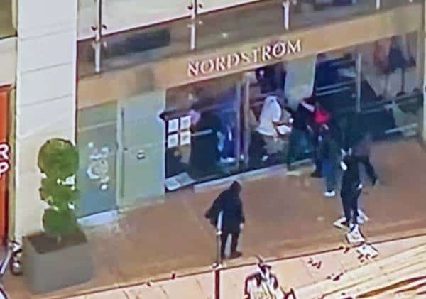 עוצר לילי הוכרז ברחבי לוס אנג'לס: מהומות אלימות בווסט הוליווד, מתחם הקניות ב'גרוב' נבזז