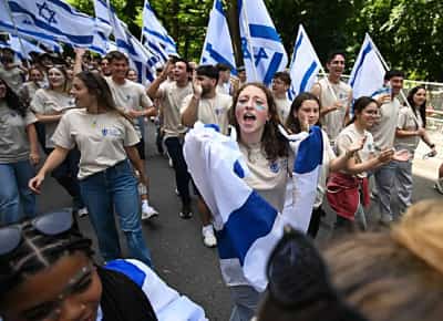 אלפים מציפים את מנהטן למען ישראל: ראש העיר שובר מסורת של יותר מ־60 שנה