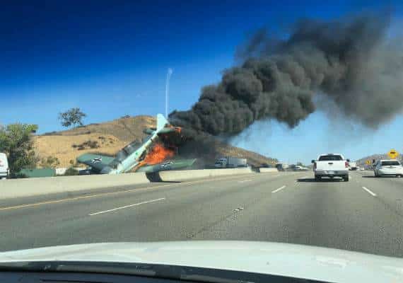  לוס אנג'לס: מטוס קל התרסק על כביש 101 באגורה הילס