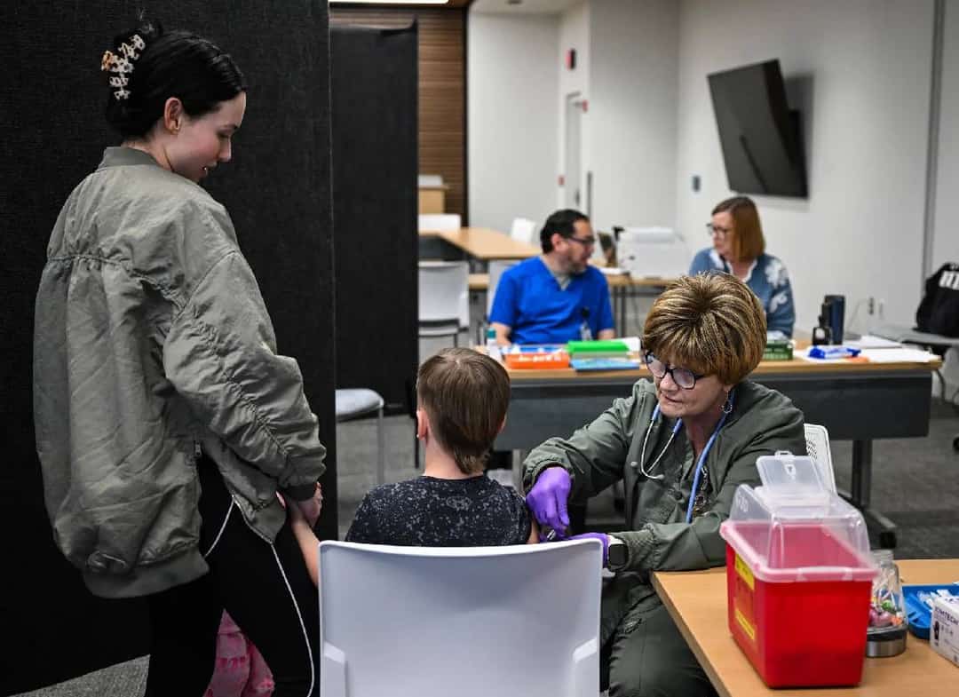 זעזוע במערכת הבריאות: ממשל טראמפ מבטל במפתיע מימון של 12 מיליארד דולר משירותי בריאות מדינתיים