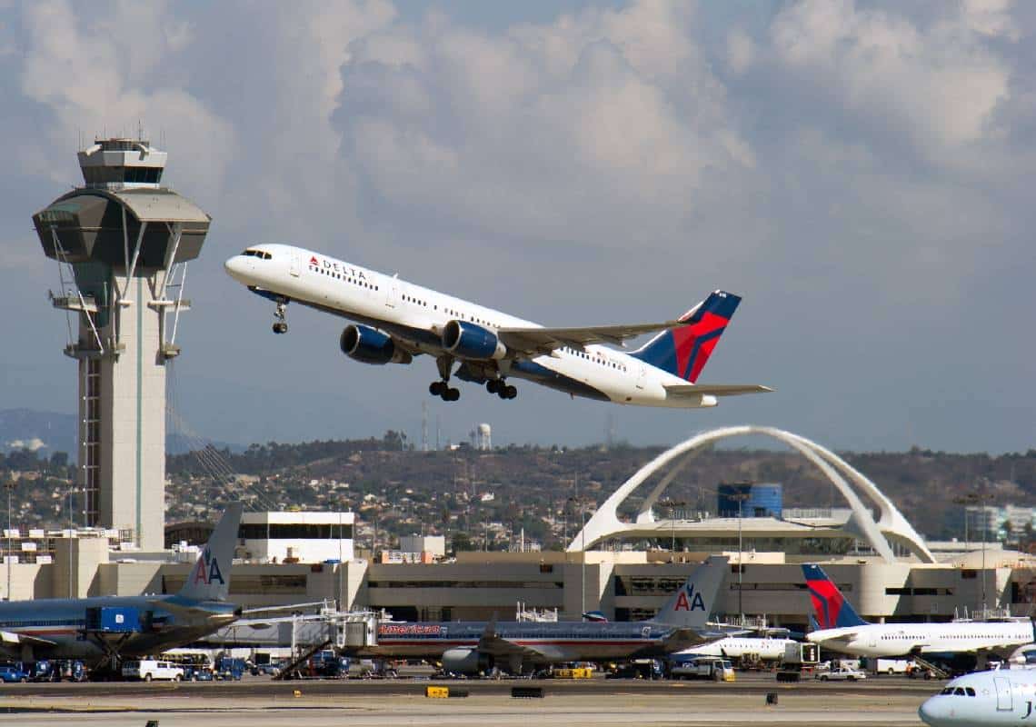תקרית אלימה נוספת בשחקים: נוסע התפרע במהלך טיסה ללוס אנג'לס