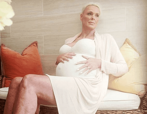 בייבי בום בכל גיל: אשתו לשעבר של סילבסטר סטאלון, הדוגמנית בריג'יט נלסון בהריון בגיל 54