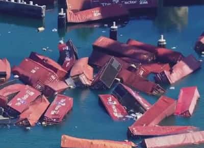 לוס אנג'לס: עשרות מכולות קרסו למי נמל לונג ביץ