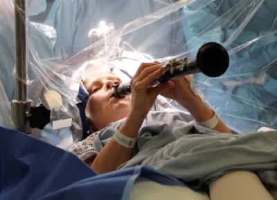 מנגינת החיים: חולת פרקינסון בת 65 ניגנה בקלרינט בזמן ניתוח מוח פורץ דרך בלונדון