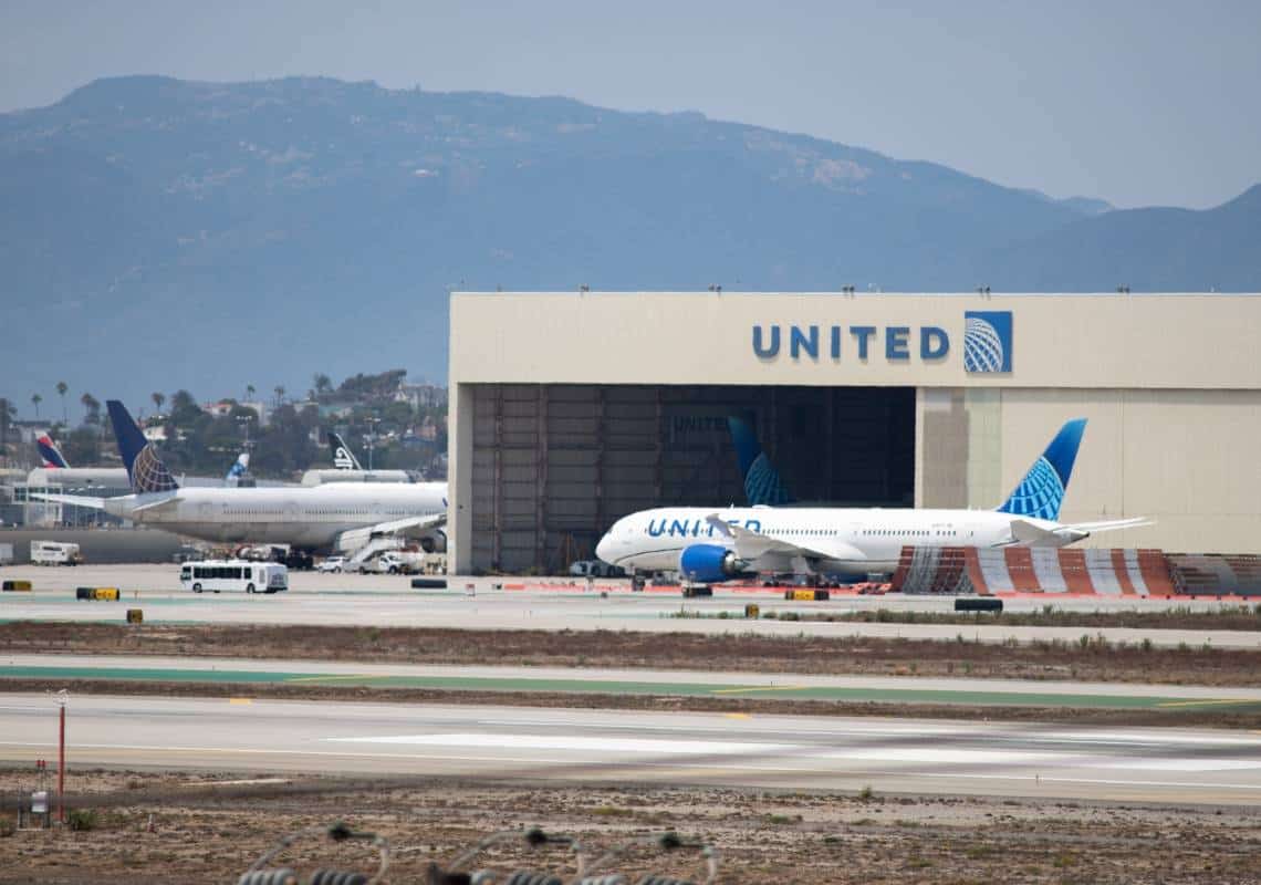 פניית פרסה: מאות עובדי יונייטד איירליינס הסכימו להתחסן ולא יפוטרו