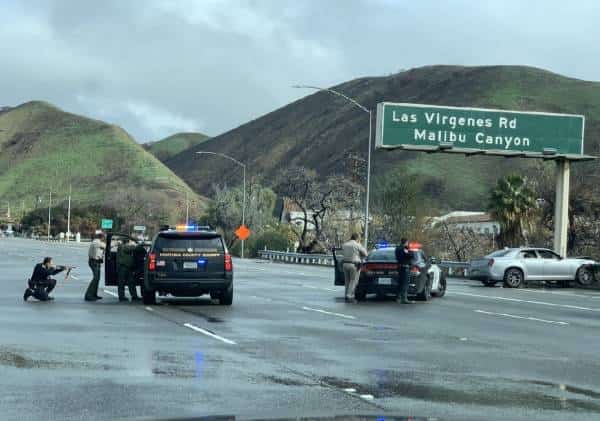 לוס אנג'לס: עומסי תנועה לאורך מיילים בכביש המהיר לאחר שאדם נורה בתום מרדף בקלבסס