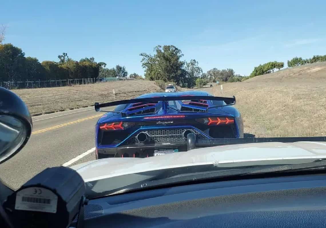 טייס בכבישי קליפורניה: נהג למבורגיני דהר ב-250 קמ"ש