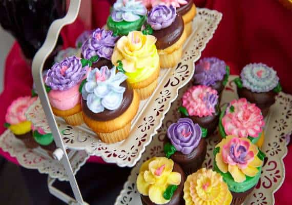 סוכר וסטילטו: אירוע למכירת עוגות ועוגיות שכל הכנסותיו יועברו לבנק האוכל של ווסטסייד, לוס אנג'לס 