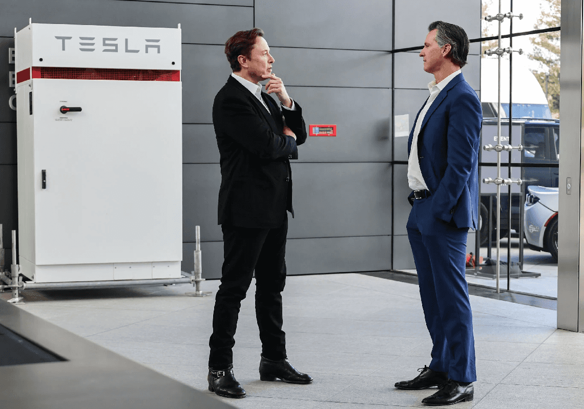 מושל קליפורניה מחריף את הטון נגד אילון מאסק: "כרעת ברך לטראמפ"