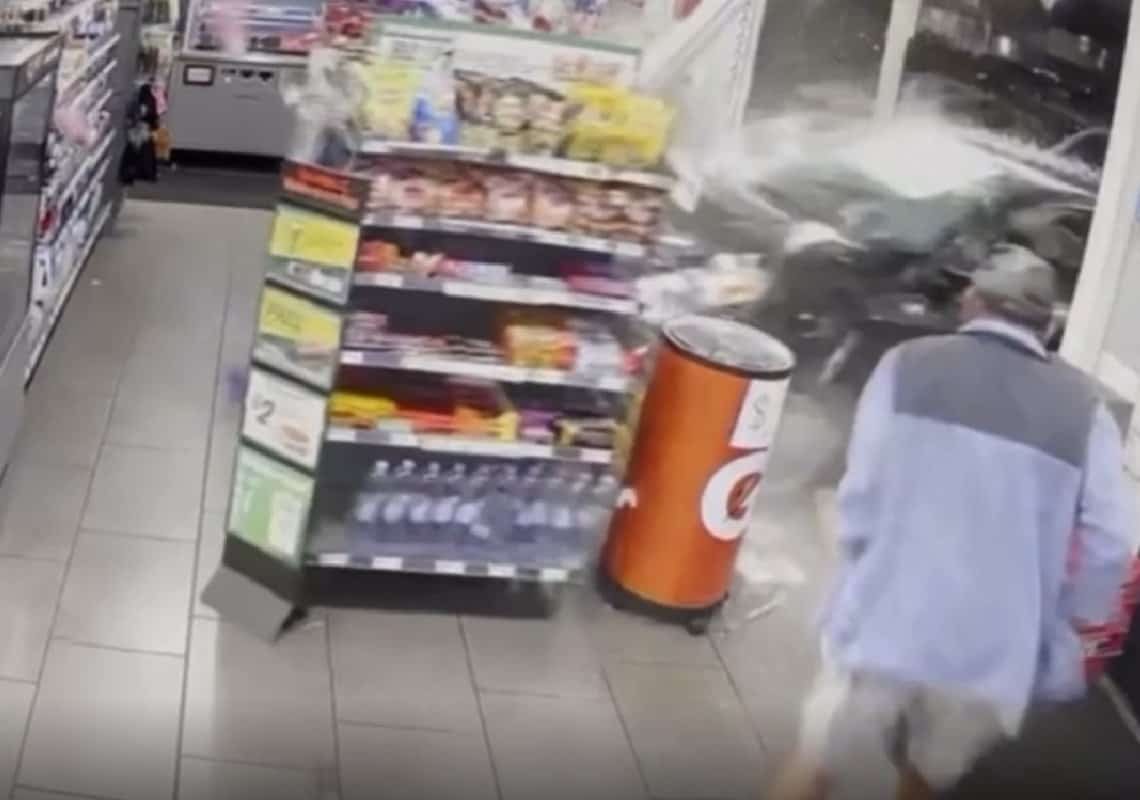 צפו בתיעוד ממחוז לוס אנג'לס: רכב התנגש בסניף סבן אילבן