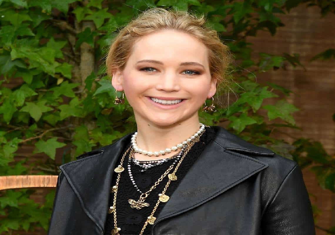 החסידה באה לביקור: ג׳ניפר לורנס הפכה לאמא