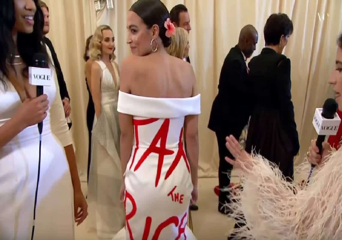 שיא הצביעות: AOC הופיעה לערב הגאלה היוקרתי של 50,000 דולר לכרטיס עם שמלה שעליה כתוב "למסות את העשירים"