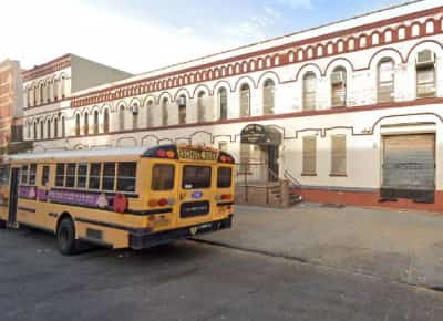 שופטת מצילה ישיבות מעונש על סירוב ללימודי ליבה: צו זמני מקפיא החלטה נגד בתי ספר חרדיים בברוקלין